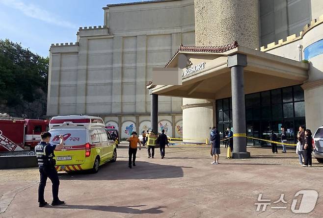 5일 오전 6시 56분쯤 일산화탄소가 누출된 전남 완도의 한 리조트가 관계 당국에 의해 통제되고 있다.(전남 소방 제공. 재판매 및 DB 금지)