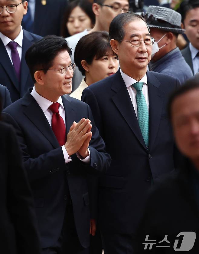 김문수 국민의힘 대통령 후보(왼쪽)와 한덕수 무소속 대통령 선거 예비후보가 5일 오전 서울 종로구 조계사에서 열린 불기 2569년 부처님오신날 봉축법요식에 참석하고 있다. 2025.5.5/뉴스1 ⓒ News1 김민지 기자