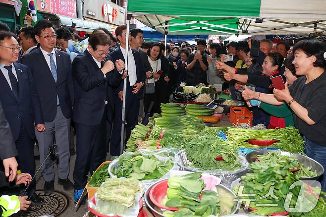 이재명 더불어민주당 대통령 후보가 2차 골목골목 경청투어에 나선 5일 오후 충북 음성군 무극시장을 찾아 상인들을 격려하고 있다. 2025.5.5/뉴스1 ⓒ News1 안은나 기자