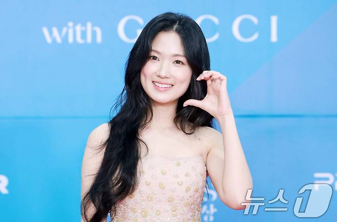 배우 김혜윤이 어린이날인 5일 오후 서울 강남구 코엑스에서 열린 '61회 백상예술대상' 레드카펫에서 포즈를 취하고 있다. 2025.5.5/뉴스1 ⓒ News1 김진환 기자