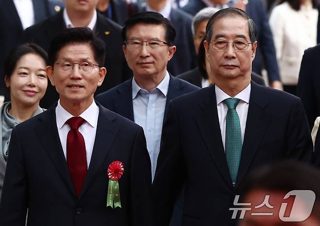 김문수 국민의힘 대통령 후보(왼쪽)와 한덕수 무소속 대통령 선거 예비후보가 5일 오전 서울 종로구 조계사에서 열린 불기 2569년 부처님오신날 봉축법요식에 참석하고 있다. 2025.5.5/뉴스1 ⓒ News1 김민지 기자