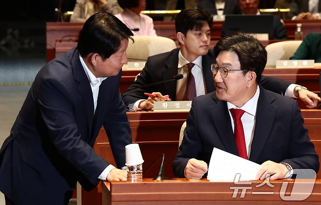 권성동 국민의힘 원내대표가 5일 서울 여의도 국회에서 열린 의원총회에서 권영진 의원과 대화하고 있다. 2025.5.5/뉴스1 ⓒ News1 김민지 기자