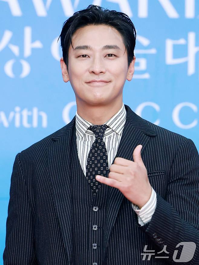 배우 주지훈이 어린이날인 5일 오후 서울 강남구 코엑스에서 열린 '61회 백상예술대상' 레드카펫에서 포즈를 취하고 있다. 2025.5.5/뉴스1 ⓒ News1 김진환 기자