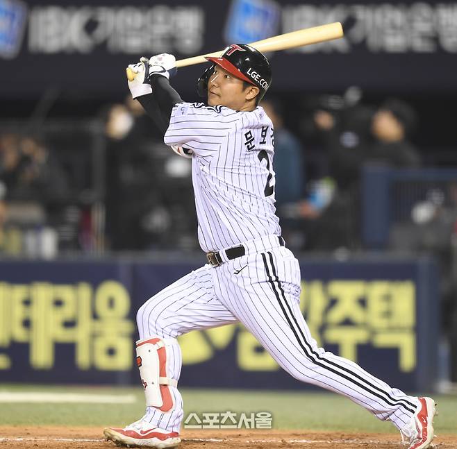 LG 문보경이 27일 잠실구장에서 열린 2025 KBO리그 한화와 경기 6회말 2사1,2루 파울을 치고 있다. 잠실 | 최승섭기자 thunder@sportsseoul.com