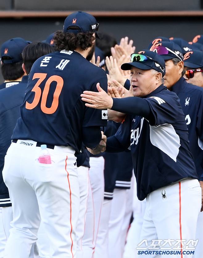 4일 광주KIA챔피언스필드에서 열린 한화와 KIA의 경기, 한화가 3대1로 승리하며 6연승을 달렸다. 승리의 기쁨을 나누는 김경문 감독과 폰세의 모습.광주=허상욱 기자wook@sportschosun.com/2025.05.04/