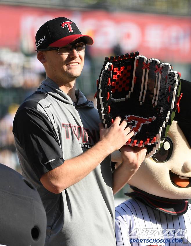 한국 야구 첫 선발 등판에서 승리 투수가 된 코엔 윈이 기뻐하고 있다.