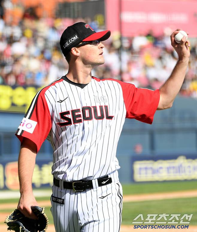 6회 이닝을 마친 선발 코엔 윈이 1루수 오스틴이 건넨 첫 승 볼을 챙기고 있다. 잠실=박재만 기자 pjm@sportschosun.com