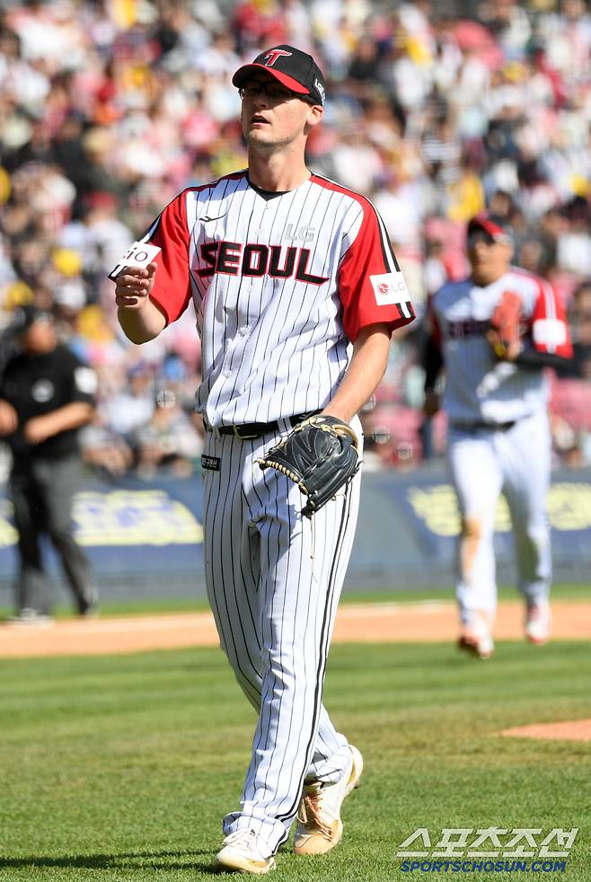 대체 외국인 선수 코엔 윈이 호투를 펼친 뒤 LG 트윈스 팬들 환호에 놀라고 있다.