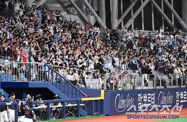 1일 서울 고척스카이돔에서 열린 롯데-키움전. 만원 관중 속에 롯데 팬들이 열띤 응원전을 펼치고 있다. 고척=정재근 기자 cjg@sportschosun.com/2025.5.1/