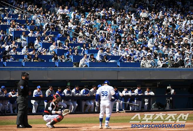 14일 대구 삼성라이온즈파크에서 열린 삼성 라이온즈와 LG 트윈스의 시범경기. 평일에도 불구하고 3루 홈 관중석을 가득 메운 삼성 팬들이 야구를 즐기고 있다. 대구=박재만 기자 pjm@sportschosun.com/2025.03.14/