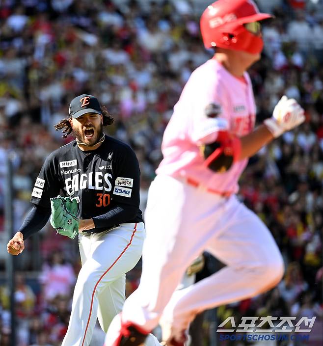 7회말 폰세가 오선우를 스트라이크 아웃 낫아웃으로 잡아내며 환호하고 있다.