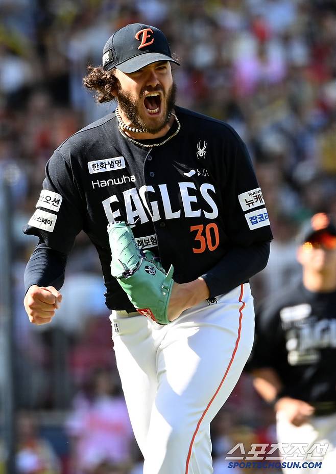 7회말을 끝낸 폰세의 뜨거운 환호, 폰세는 7이닝 5탈삼진 2피안타 1실점(비자책)을 기록했다.