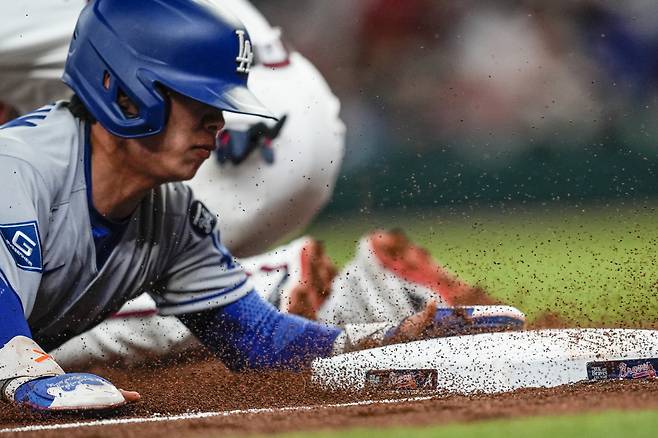 LA 다저스 김혜성이 5일(한국시각) 애틀랜타 브레이브스전서 9회초 대주자로 나가 3루까지 도달했다.  AP 연합뉴스