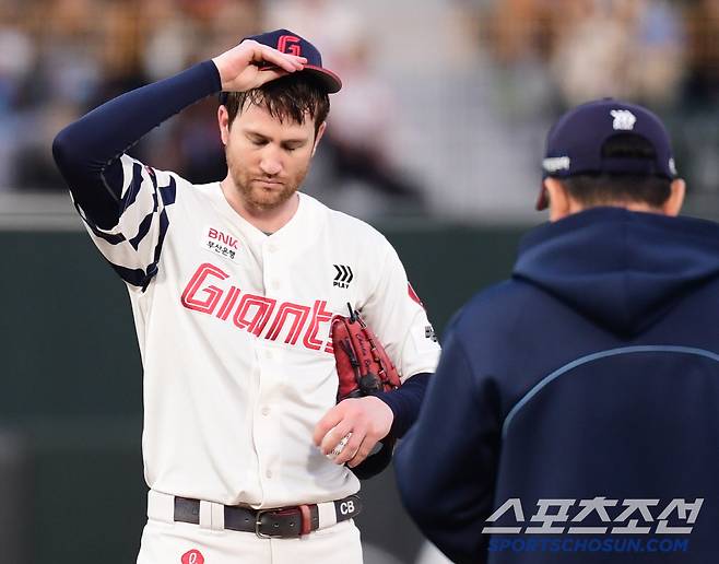 23일 부산 사직야구장에서 열린 롯데와 한화의 경기. 1회초 5실점을 허용한 롯데 선발 반즈. 부산=송정헌 기자songs@sportschosun.com/2025.04.23/