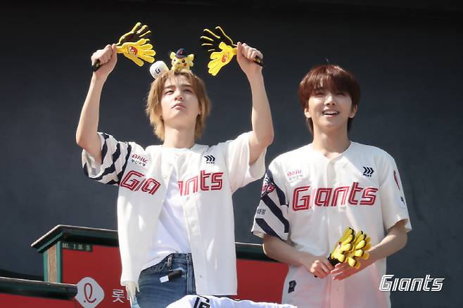 전날 시구 시타를 위해 현장을 찾은 보이넥스트도어 이한(왼쪽)과 운학. 사진제공=롯데 자이언츠