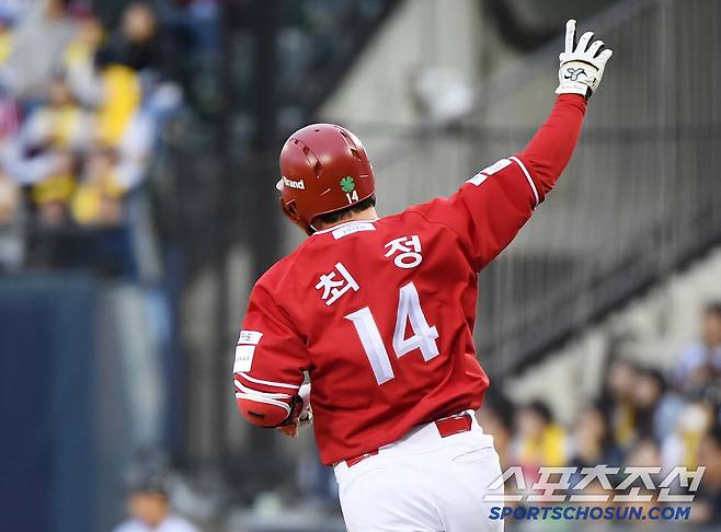 2일 서울 잠실구장에서 열린 SSG-LG전. 1회초 1사 1루 최정이 투런포를 친 후 환호하고 있다. 잠실=정재근 기자 cjg@sportschosun.com/2025.5.2/