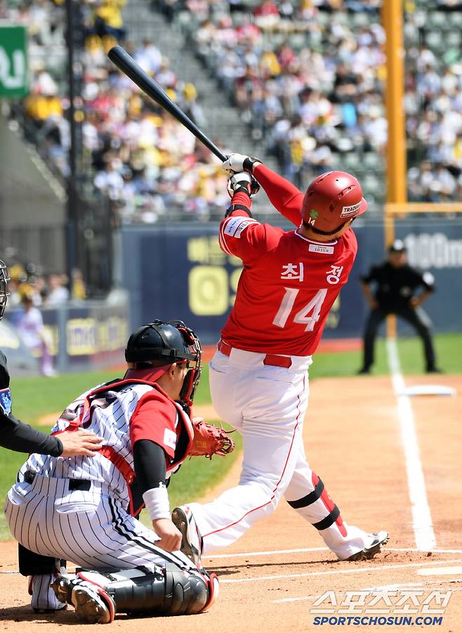 4일 잠실구장에서 열린 LG 트윈스와 SSG 랜더스의 경기. 1회초 2사 SSG 최정이 솔로포를 날리고 있다. 잠실=박재만 기자 pjm@sportschosun.com/2025.05.04/