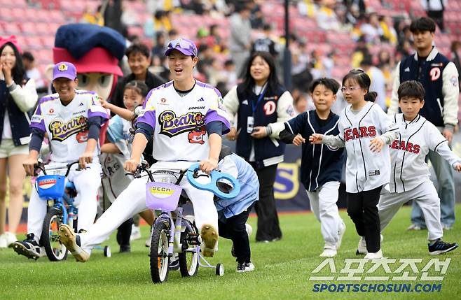 5일 잠실구장에서 열린 두산 베어스와 LG 트윈스의 경기. 미니 운동회에 참가한 박지훈이 어린이들과 즐거운 시간을 보내고 있다. 잠실=박재만 기자 pjm@sportschosun.com/2025.05.05/