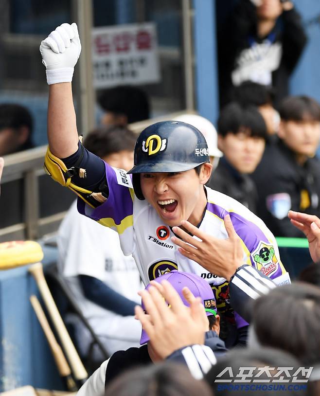 5일 잠실구장에서 열린 두산 베어스와 LG 트윈스의 경기. 3회말 두산 정수빈이 솔로포를 날린 뒤 환호하고 있다. 잠실=박재만 기자 pjm@sportschosun.com/2025.05.05/