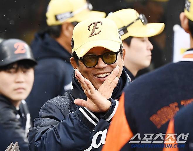 5일 대전 한화생명볼파크에서 열린 삼성-한화전. 와이스가 7이닝 1실점으로 호투했다. 양상문 투수코치가 와이스를 향해 더이상 던지면 안된다며 손으로 엑스자를 만들어보이고 있다. 대전=정재근 기자 cjg@sportschosun.com/2025..5.5/