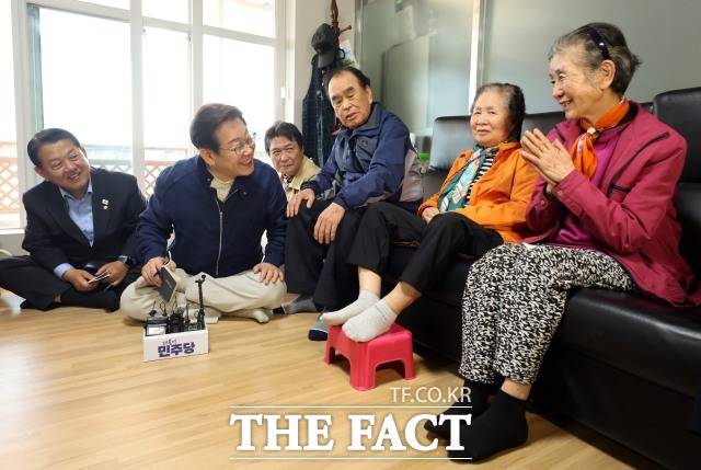 이 후보의 판결 뒤 곧바로 한덕수 전 국무총리가 사퇴하고 대선 출마를 선언하면서 유권자에게 시기적으로 부자연스럽고 정치적 의도가 짙은 행보로 비치며, 기대했던 반전 효과보다는 역풍 가능성이 더 크다는 분석이 있다. /뉴시스