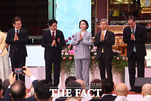 이재명 더불어민주당 대선 후보와 김문수 국민의힘 대선 후보, 김재연 진보당 대선 후보, 권영국 정의당 대선 후보, 한덕수 무소속 대선 예비후보(왼쪽부터)가 5일 오전 서울 종로구 조계사에서 열린 불기2569년 부처님오신날 봉축법요식에 참석해 인사를 하고 있다. /서예원 기자