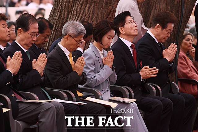 합장 하고 있는 한덕수 무소속 대선 예비후보와 권영국 정의당 대선 후보, 김재연 진보당 대선 후보, 김문수 국민의힘 대선 후보, 이재명 더불어민주당 대선 후보(왼쪽부터).