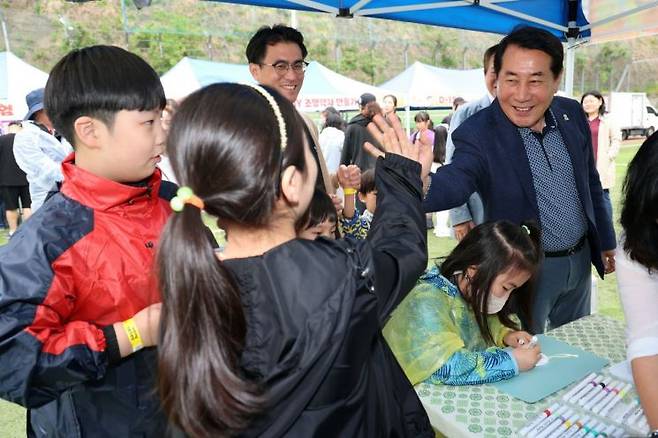 웅상 어린이날 행사에서 어린이와 하이파이브하는 나동연 시장(오른쪽). 양산시 제공
