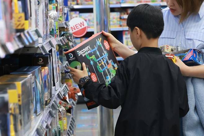 어린이날을 하루 앞둔 4일 서울 시내 한 대형마트 완구 매장에서 어린이가 장난감을 고르고 있다. 연합뉴스