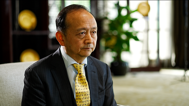 중국 인민해방군 대교 출신인 저우 보는 BBC에 트럼프 대통령이 "전 세계를 대상으로 전쟁을 벌이는" 듯하다고 표현했다