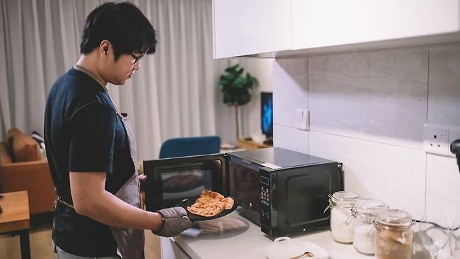 냉동해둔 식품은 완전히 해동한 후 재가열하는 것이 좋다