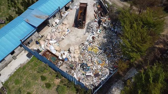 지난달 27일 드론으로 촬영한 경기 남양주시의 한 미등록 업체 야적장에 각종 재활용품과 쓰레기가 섞여 방치되고 있다. 본지가 지난달 1일 서울 광진구의 한 대학가에 버린 양질의 플라스틱의 이동 경로를 추적한 결과 이곳으로 흘러들어가 결국 재활용되지 않은 것으로 나타났다./박상현 기자