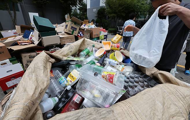 서울 시내 한 아파트 단지 내 분리수거장에서 시민들이  재활용 쓰레기를 분리배출하고 있다. /뉴스1