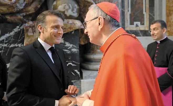 추기경 만난 마크롱 - 지난달 26일 바티칸 성 베드로 대성당에서 열린 고(故) 프란치스코 교황의 장례식에 참석한 프랑스 에마뉘엘 마크롱 대통령이 피에트로 파롤린 교황청 궁무처장(추기경)과 악수하는 모습. /AFP 연합뉴스