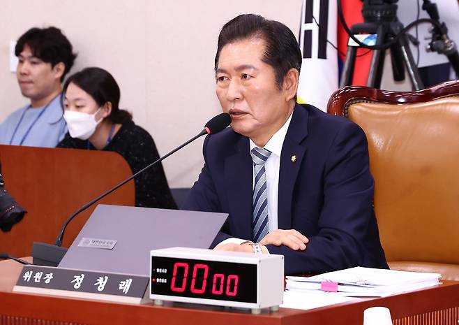 정청래 법제사법위원장이 2일 오전 서울 여의도 국회에서 열린 법제사법위원회 전체회의에서 발언하고 있다./뉴스1