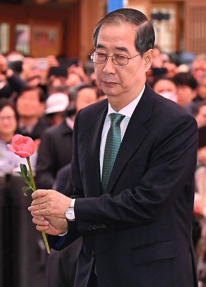 한덕수 무소속 대선 예비후보가 5일 오전 서울 종로구 조계사에서 열린 불기 2569년 부처님 오신 날 봉축 법요식에서 헌화를 위해 이동하고 있다. /연합뉴스