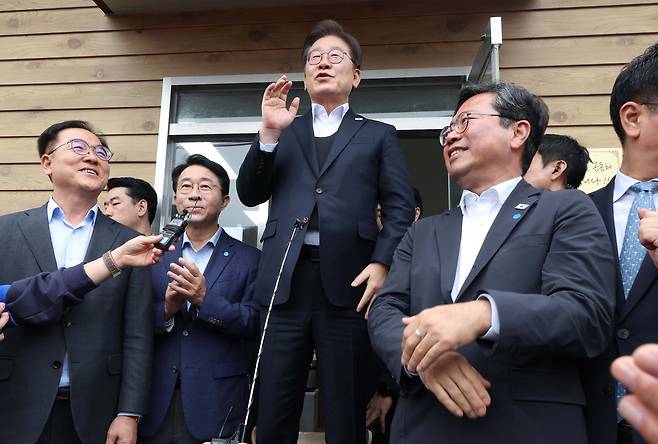 이재명 더불어민주당 대선 후보가 5일 경기 여주시 구양리의 한 음식점 앞에서 의자 위에 올라 연설을 하고 있다. /뉴시스