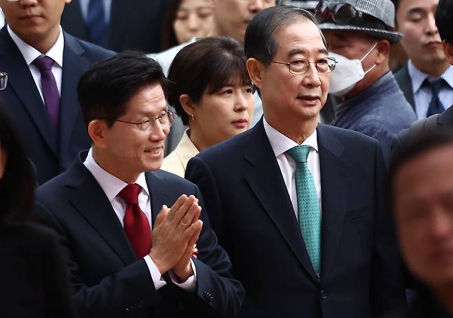 김문수 국민의힘 대통령 후보(왼쪽)와 한덕수 무소속 대통령 선거 예비후보가 5일 오전 서울 종로구 조계사에서 열린 불기 2569년 부처님오신날 봉축법요식에 참석하고 있다. /뉴스1