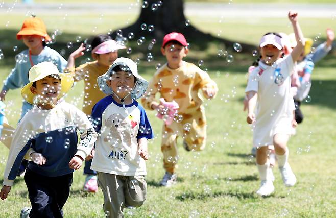 4월 29일 광주 북구청직장어린이집 아이들이 전남대학교 캠퍼스에서 비눗방울 놀이를 하며 야외활동 시간을 갖고 있다. /뉴스1