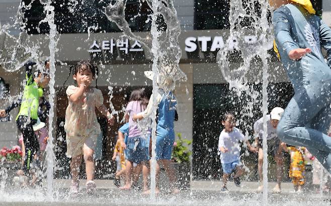 2024년 6월 서울 종로구 광화문광장 분수대에서 어린이들이 물놀이를 하며 무더위를 식히고 있다. /뉴스1