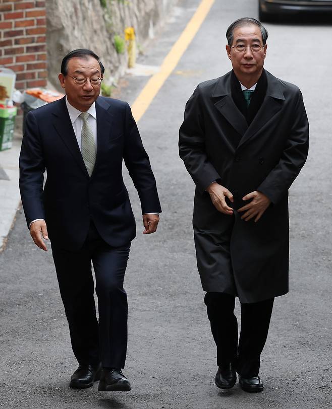 무소속 한덕수 대선 예비후보가 5일 손학규 전 민주당 대표와 만찬 회동을 갖기 위해 이정현 캠프 대변인과 함께 서울 종로구 한 식당으로 들어서고 있다. /연합뉴스