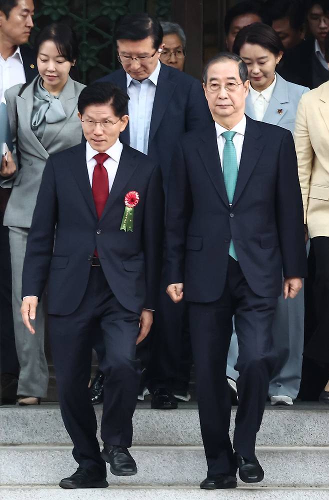 김문수 국민의힘 대통령 후보(왼쪽)와 한덕수 무소속 대통령 선거 예비 후보가 5일 오전 서울 종로구 조계사에서 열린 불기 2569년 부처님오신날 봉축법요식에 참석하고 있다. /뉴스1