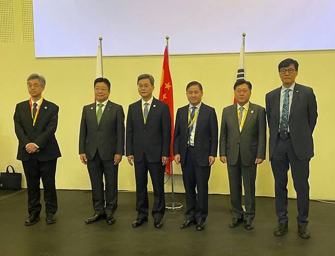 히미노(왼쪽부터) 일본은행 부총재, 카토 일본 재무장관, 란 포안 중국 재무장관, 판궁성 중국인민은행 총재, 최지영 기획재정부 차관보, 이창용 한국은행 총재가 단체 사진을 촬영하고 있다. ⓒ한국은행