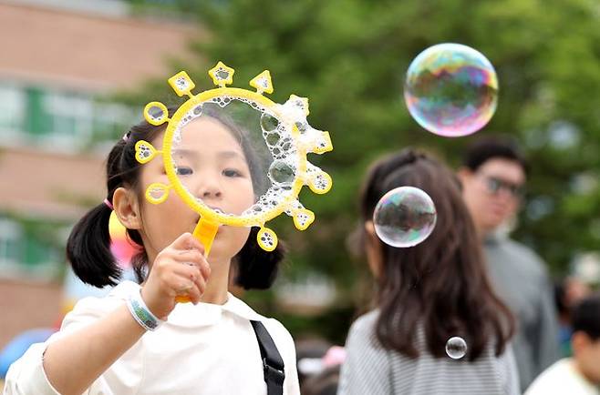 대구 수성구 대구어린이세상에서 한 어린이가 비눗방울 놀이를 하며 즐거워하고 있다. ⓒ 뉴시스