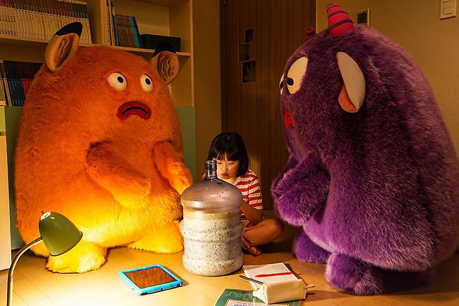 사교육에 지친 열한 살 ‘동춘’은 막걸리의 명령에 따라 우주의 근원으로 향한다. 판씨네마 제공사교육에 지친 열한 살 ‘동춘’은 막걸리의 명령에 따라 우주의 근원으로 향한다. 판씨네마 제공