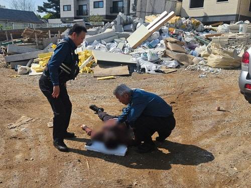 환자 살피는 고양경찰서 화정지구대 이석신 팀장[고양경찰서 제공]