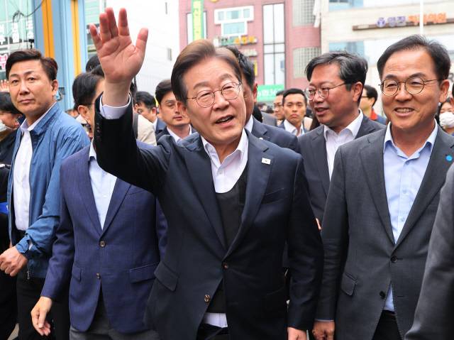 이재명 민주당 대선후보가 5일 경기도 양평군 양평물맑은시장에서 열린 '골목골목 경청투어'에서 시민들에게 인사하고 있다. 연합뉴스