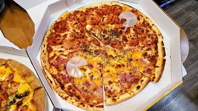 20250504_210827.jpg 저녁 아들 연습경기라 와이프 생일 기념 피자 치킨 배달ㅋㅋㅋ