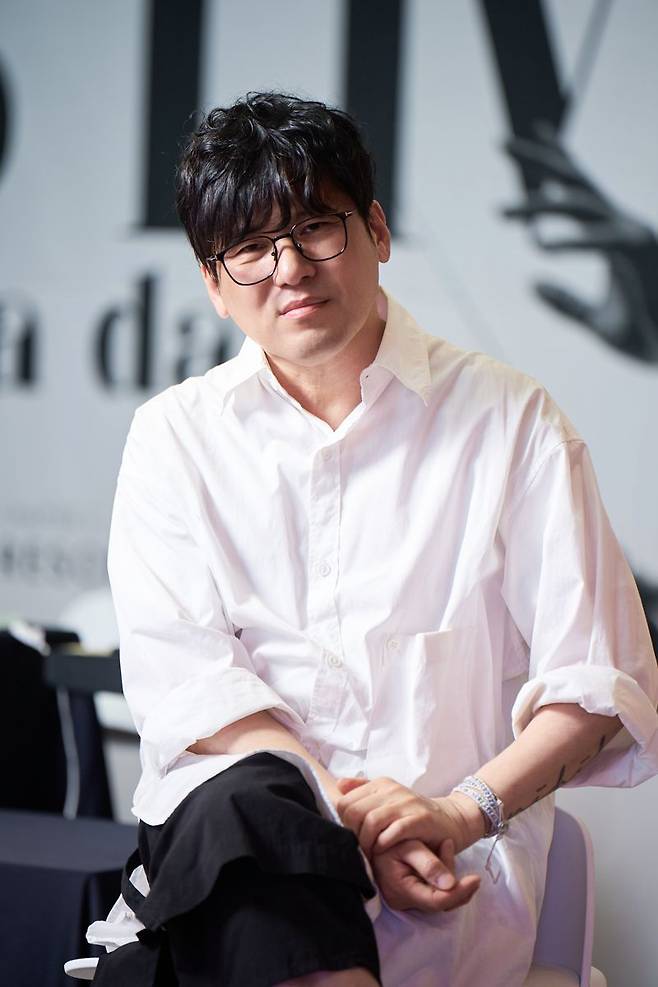 작곡가 겸 음악감독 김성수가 단독 콘서트 '23 라이브'를 연다. 감탄사 제공