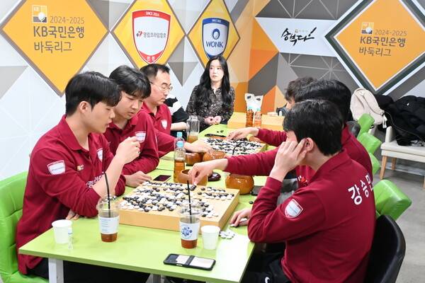 영림프라임창호 선수단이 4일 KB국민은행 바둑리그 챔피언전이 진행되는 동안 검토실에서 연구하고 있다. 한국기원 제공